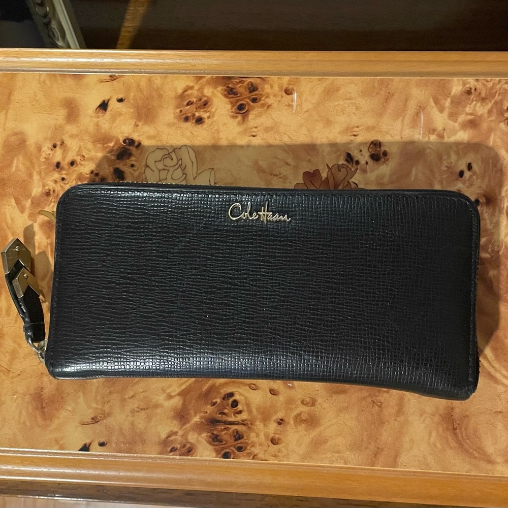 Perfect Gift! Cole Haan Women’s Black Wallet